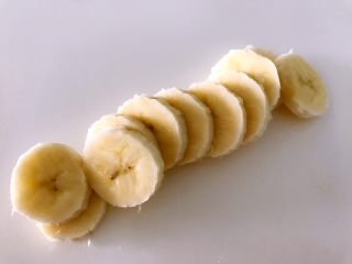 香蕉酸奶雪糕（简单又美味）,香蕉去皮切薄厚一样的片。