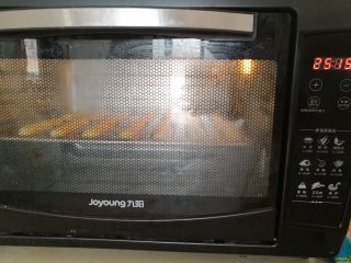 闪电泡芙,9.放入预热好的烤箱，200度烤10分钟。等泡芙膨胀后，转入175度，烤20分