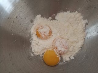 闪电泡芙,11.煮的过程，蛋黄加入低筋粉，玉米淀粉，搅拌均匀