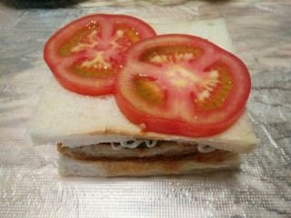 哈哈-三明治,放上两片番茄
