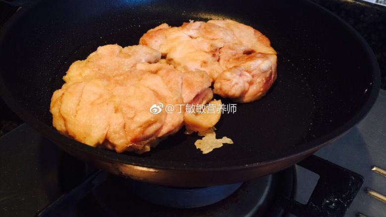 日式照烧鸡,两面都定型了，主要以皮面为主，小火煎出油，这样的皮脂肪含量就会少很多
