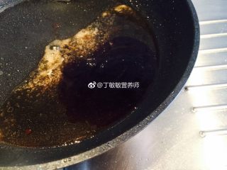 日式照烧鸡,锅里煎出来的油倒掉，放所有调料，用筷子搅拌匀，待收汁。