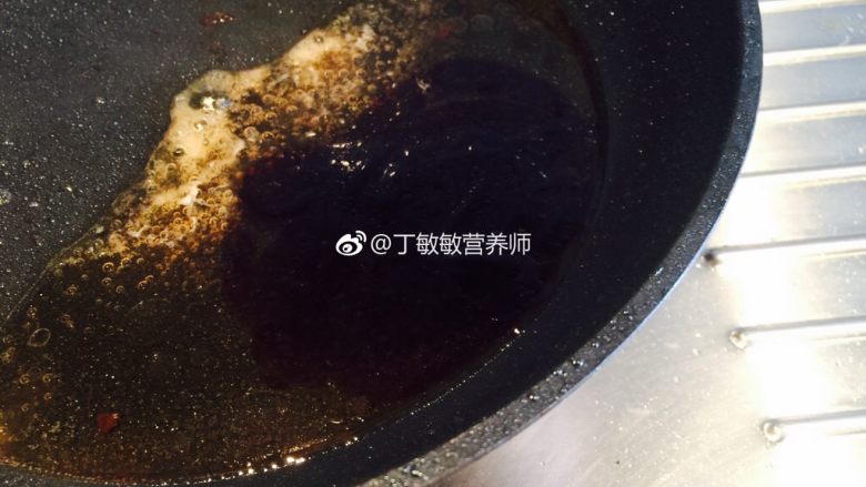 日式照烧鸡,锅里煎出来的油倒掉，放所有调料，用筷子搅拌匀，待收汁。