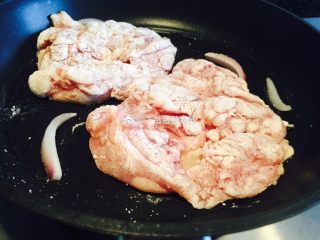 日式照烧鸡,锅底用刷子刷薄薄一层油就可以，不是有洋葱，都可以不放油，前期是用不粘锅，皮面朝下