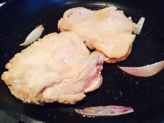 日式照烧鸡,等到皮面定型，一定要小火，最小火，不好肌肉收缩型不好看，也容易糊