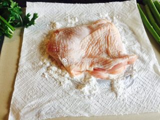 日式照烧鸡,案板擦很干净当干纸，上面当点玉米淀粉，将鸡腿肉两面都沾点
