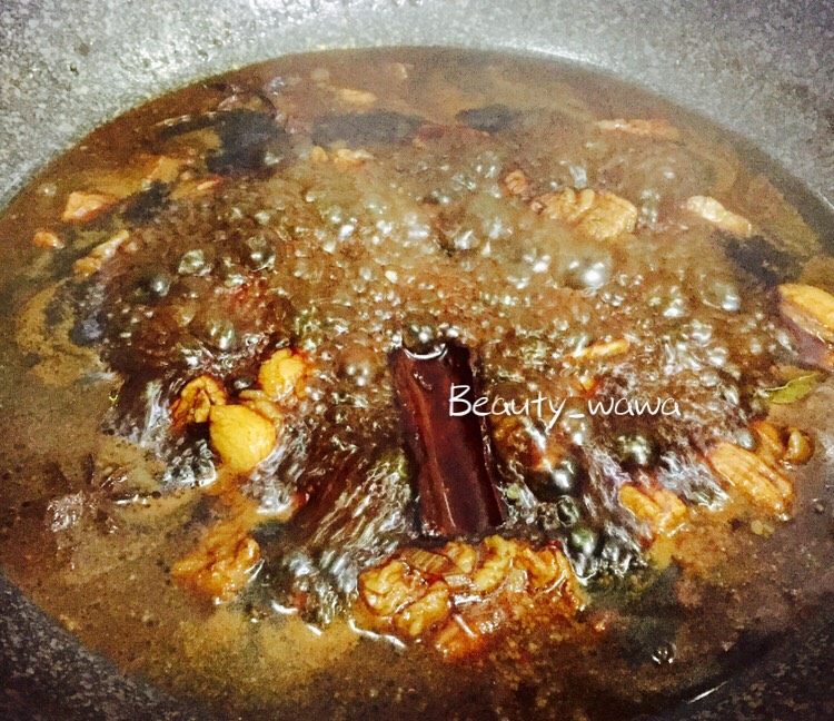 下饭首选—私家秘制红烧肉,转中火继续炖煮一会儿，期间用勺子翻拌几下，让味道更均匀。