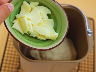 日式炼乳吐司,搅拌至有一定筋性后，加入主料中室温软化黄油