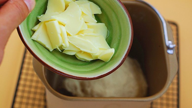日式炼乳吐司,搅拌至有一定筋性后，加入主料中室温软化黄油