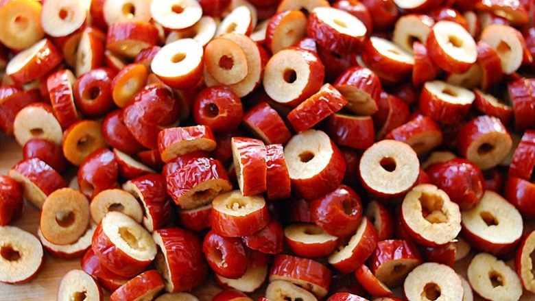 蜂蜜红枣蜜-美容养颜圣品,逐个切成小块