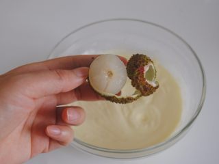 荔枝杨梅雪糕,取一半的淡奶油，剥出荔枝肉
