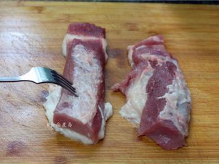私房蜜汁叉烧肉,用叉子在猪肉表面密集地戳一些孔，戳孔可以让调味料更好地渗入肉里，同时方便在烤的过程中渗出肉汁，让烤好的叉烧肉干爽够味
