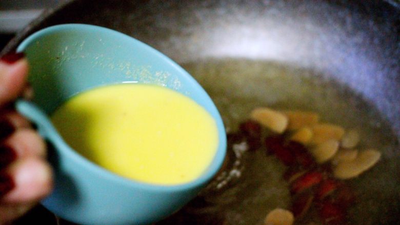 玉米百合红枣糊,把和成糊的玉米面慢慢滴倒入锅中、用勺子慢慢搅拌均匀、小火继续熬煮10分钟