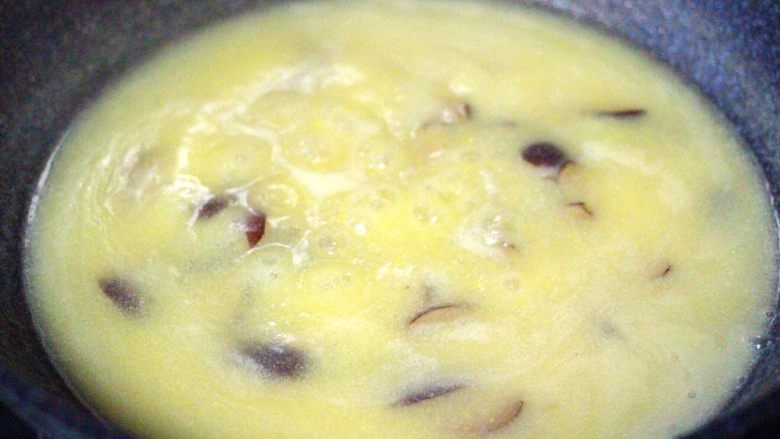 玉米百合红枣糊,这个过程一直要用勺子慢慢搅动着、看着玉米糊糊变成粘稠时