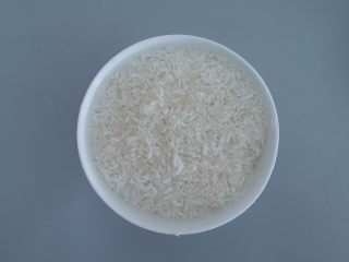 电饭煲食谱合集,大米也洗好 放在碗里,用水浸泡20分钟左右