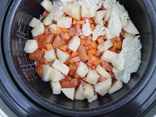 电饭煲食谱合集,然后将大米倒入锅内,鸡肉,火腿肠、土豆、胡萝卜铺在大米上。也可以放点蔬菜在里面。切记 腌制鸡肉的那个汤料也要一起倒入锅内