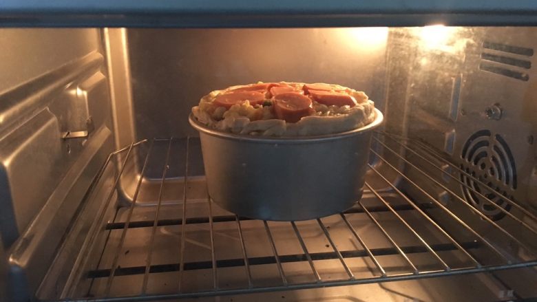 披萨蛋糕,放入预热好的烤箱中下层，180度烘烤40分钟