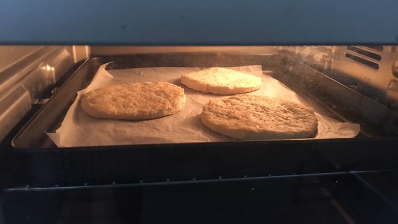 披萨蛋糕,烤箱提前180度预热，把3饼底送进烤箱中层180度烤12分钟