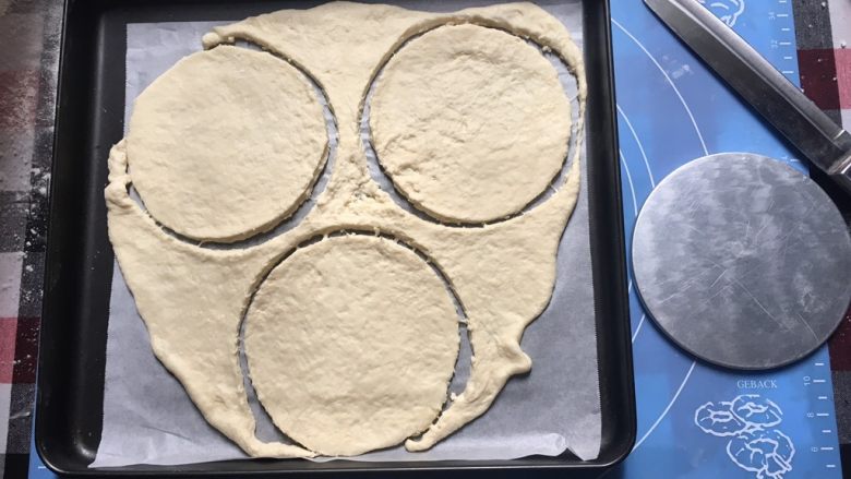 披萨蛋糕,拿一个6寸蛋糕模具底，用刀切出3个圆底