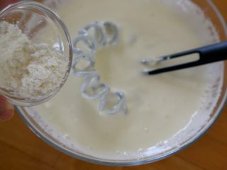 酸奶塔,2.希腊原味酸奶200克、细砂糖30克、鲜牛奶100克和玉米淀粉7克放入大碗中搅拌几下，有颗粒没有关系的，接下来过筛就细腻均匀了。