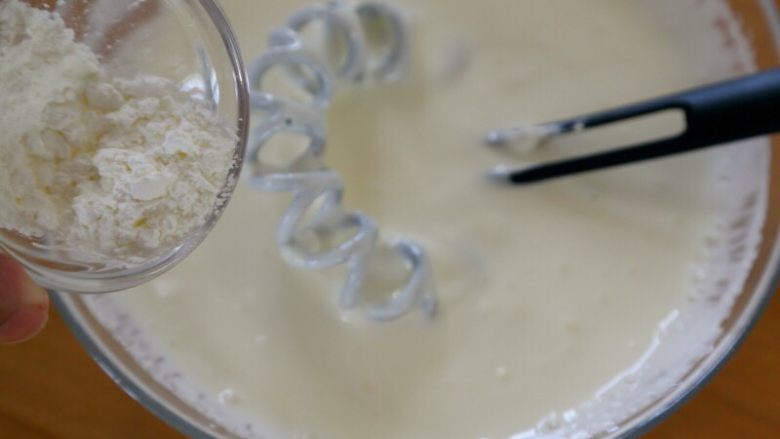 酸奶塔,2.希腊原味酸奶200克、细砂糖30克、鲜牛奶100克和玉米淀粉7克放入大碗中搅拌几下，有颗粒没有关系的，接下来过筛就细腻均匀了。