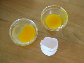 酸奶塔,5.蛋黄蛋清分开，然后取出少量的蛋黄液，大约三分之一留做表面装饰。
余下的蛋黄加蛋清称重35克，用于挞皮的制作。