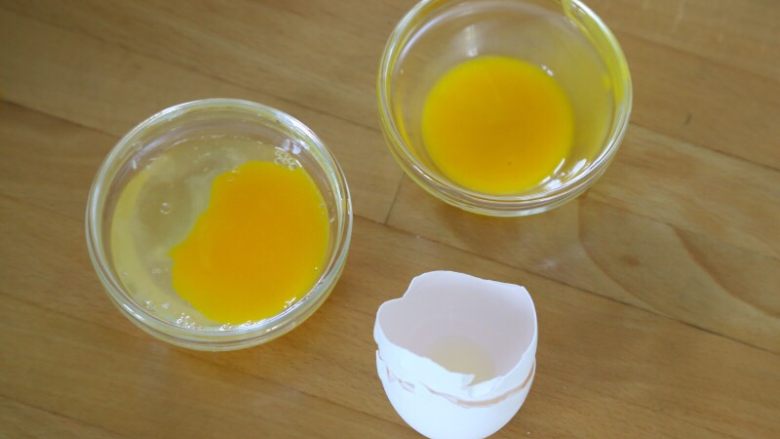 酸奶塔,5.蛋黄蛋清分开，然后取出少量的蛋黄液，大约三分之一留做表面装饰。
余下的蛋黄加蛋清称重35克，用于挞皮的制作。