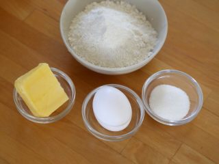 酸奶塔,4.接下来制作挞皮
挞皮材料：面粉125g  黄油60g  细砂糖30g  全蛋液35克
