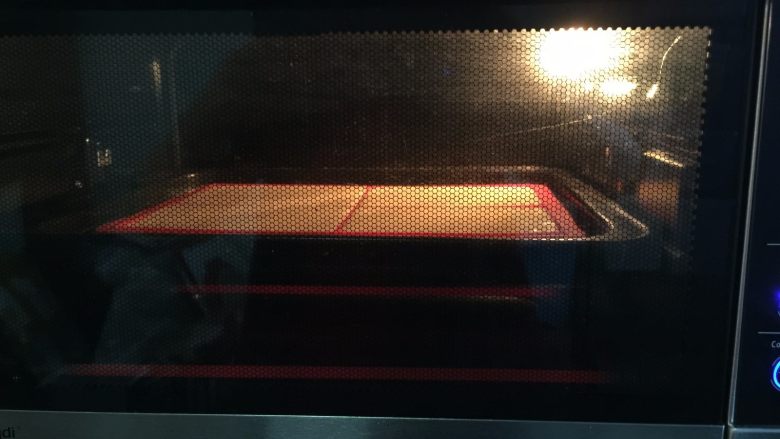 原味华夫饼,烤箱180°预热后将将华夫饼模放进烤箱中层，烘烤25分钟