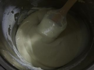 北海道戚风,把100ML的动物性淡奶油打发到可以保持花纹的状态，和凉透后的蛋乳泥混合，并用橡皮刮刀拌匀，香草奶油馅就做好了
