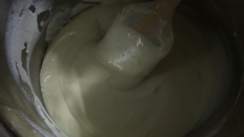北海道戚风,把100ML的动物性淡奶油打发到可以保持花纹的状态，和凉透后的蛋乳泥混合，并用橡皮刮刀拌匀，香草奶油馅就做好了