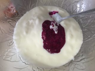 火龙果酸奶雪糕,取适量酸奶加入果泥