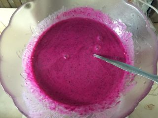 火龙果酸奶雪糕,我做了深、浅2种颜色，就是用果泥的多少来调颜色深浅