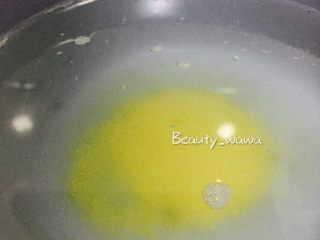 奶香浓郁西兰花汤
换一种吃法吃西兰花
,准备一碗水，加少许鸡精（有鸡汤的话直接用鸡汤即可）