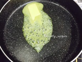 奶香浓郁西兰花汤
换一种吃法吃西兰花
,锅中放入部分黄油，化开