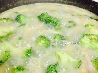 奶香浓郁西兰花汤
换一种吃法吃西兰花
,继续煮沸，至汤汁慢慢变粘稠。