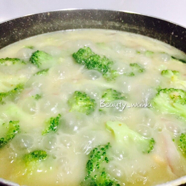 奶香浓郁西兰花汤
换一种吃法吃西兰花
,继续煮沸，至汤汁慢慢变粘稠。