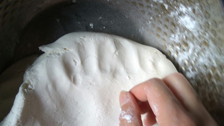 糯米豆沙饼,这里是要加温水啊，糯米粉用冷水会在锅里爆油，所以要一点温度的水，不要太烫的，不然都该烫熟了，一边搅拌一边加水，才能控制好，加至不粘手就可以啦（一定要慢慢加水）
