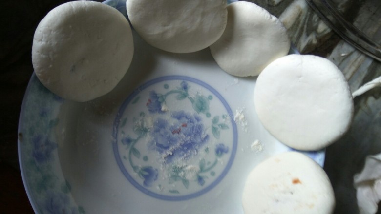 糯米豆沙饼,哈哈，头一个做小了一点，做大个一些要快点，盘子要擦干水，撒一点面粉在上面，以免粘在盘子上。