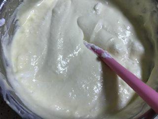 花纹半熟芝士,蛋白分次加入奶酪糊里，采用翻拌的手法。