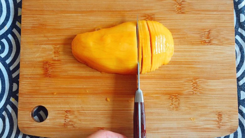 芒果油醋藜麦沙拉——简约而不简单,然后切薄片；
PS：一定要切薄片，薄片卷出来效果才好，如果切片很厚就很难卷出很多层！
