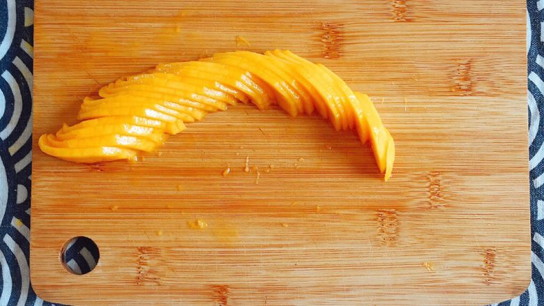 芒果油醋藜麦沙拉——简约而不简单,用手轻轻斜推芒果切片成一条长龙；