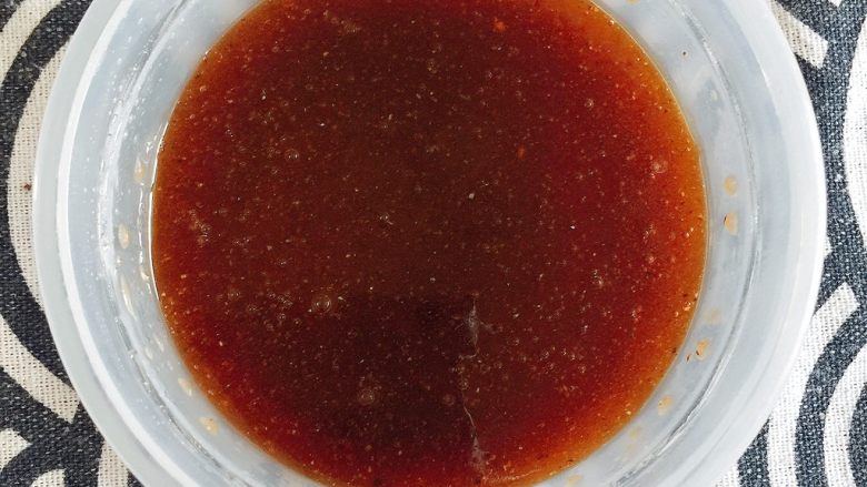 芒果油醋藜麦沙拉——简约而不简单,这个油醋汁，静置之后又会慢慢分层，这是很正常的，重新抽打一下就有可以用了，它可以在冰箱里保存1周之久，冷藏口感更佳！