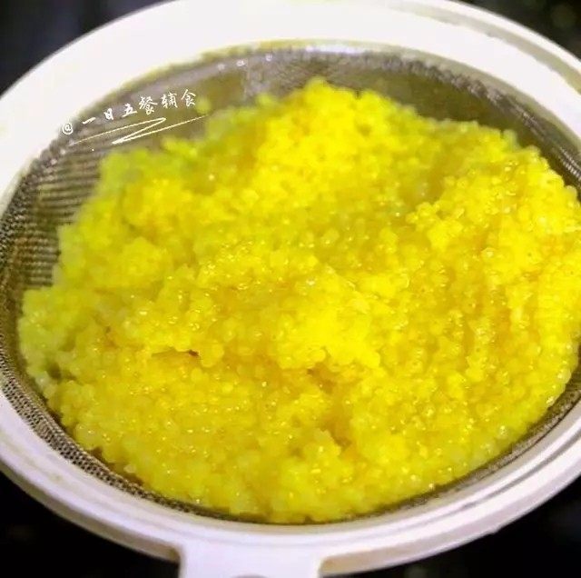 珍珠粒粒面, 小米煮好后，我是放在滤网上控一下水。小米汤盛出来备用。