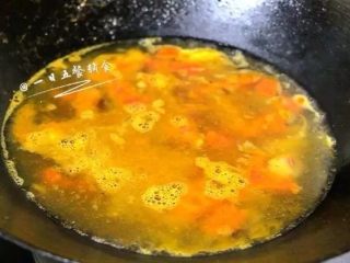 珍珠粒粒面,继续翻炒，1岁以上可以少加点盐。接着把刚才盛出来的小米汤加入，汤要漫过这些蔬菜，如果小米汤不够，再加些清水，盖上锅盖煮。