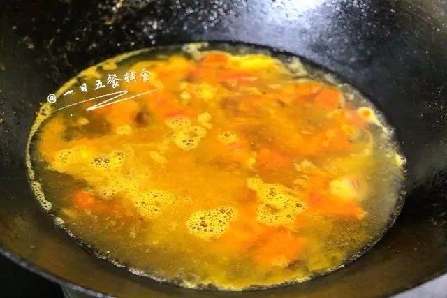 珍珠粒粒面,继续翻炒，1岁以上可以少加点盐。接着把刚才盛出来的小米汤加入，汤要漫过这些蔬菜，如果小米汤不够，再加些清水，盖上锅盖煮。