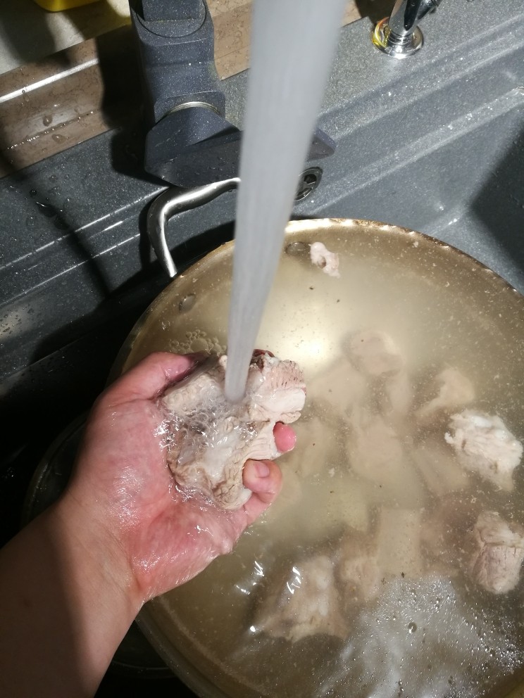 松茸猪骨鲜虾拉面,将排骨冲洗干净，还有碎骨头一并洗净。这一步骤很关键就是去腥，汤也会很清，小孩子也吃不到碎骨捞出备用。