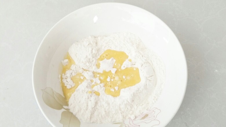 酸甜剪刀面,面粉中放入2克盐，打入半个鸡蛋，适量清水。