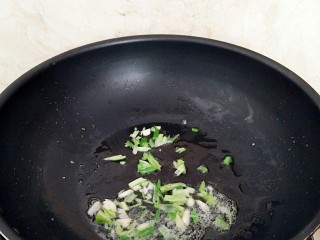 酸甜剪刀面,锅中在添一点橄榄油放入葱花炝锅。