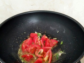 酸甜剪刀面,放入蕃茄块翻炒出汁。